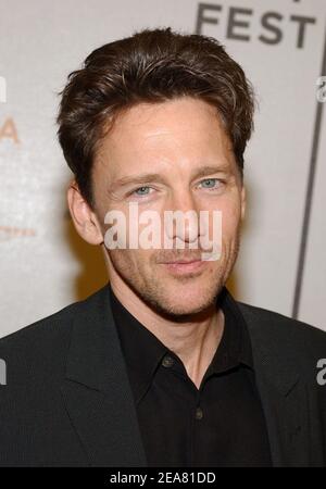 Andrew McCarthy, membre du casting, arrive à la première 2B parfaitement honnête, dans le cadre du Tribeca film Festival 2004, qui s'est tenu à l'Université Pace à New York, le dimanche 2 mai 2004. (Photo : Andrew McCarthy). Photo de Nicolas Khayat/ABACA. Banque D'Images