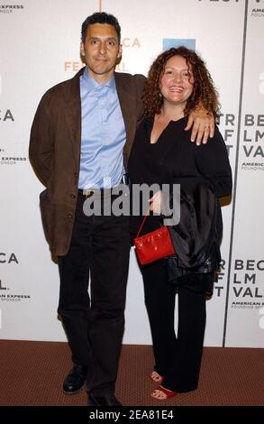 Les acteurs John Turturro et son cousin Aida Turturro arrivent à la première 2B parfaitement honnête, dans le cadre du Tribeca film Festival 2004, qui s'est tenu à l'Université Pace à New York, le dimanche 2 mai 2004. (Photo : John Turturro, Aida Turturro). Photo de Nicolas Khayat/ABACA. Banque D'Images