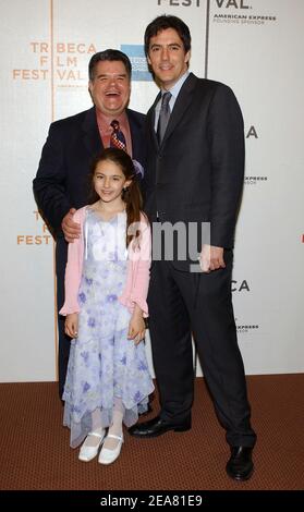 Les acteurs Michael Badalucco, Samantha Scacia et Adam Trese arrivent à la première 2B parfaitement honnête, dans le cadre du Tribeca film Festival 2004, qui s'est tenu à l'Université Pace à New York, le dimanche 2 mai 2004. (Photo : Michael Badalucco, Samantha Scacia, Adam Trese). Photo de Nicolas Khayat/ABACA. Banque D'Images