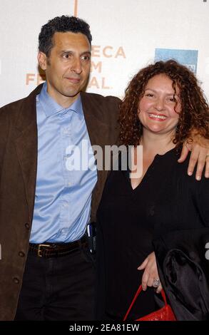 Les acteurs John Turturro et son cousin Aida Turturro arrivent à la première 2B parfaitement honnête, dans le cadre du Tribeca film Festival 2004, qui s'est tenu à l'Université Pace à New York, le dimanche 2 mai 2004. (Photo : John Turturro, Aida Turturro). Photo de Nicolas Khayat/ABACA. Banque D'Images