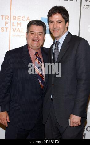 John Turturro et Michael Badalucco arrivent à la première 2B parfaitement honnête, dans le cadre du Tribeca film Festival 2004, qui s'est tenu à l'Université Pace à New York, le dimanche 2 mai 2004. (Photo : John Turturro, Aida Turturro). Photo de Nicolas Khayat/ABACA. Banque D'Images