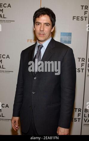 Adam Trese, membre du casting, arrive à la première 2B parfaitement honnête, dans le cadre du Tribeca film Festival 2004, qui s'est tenu à l'Université Pace à New York, le dimanche 2 mai 2004. (Photo : Adam Trese). Photo de Nicolas Khayat/ABACA. Banque D'Images