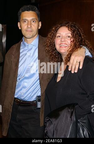 Les acteurs John Turturro et son cousin Aida Turturro arrivent à la première 2B parfaitement honnête, dans le cadre du Tribeca film Festival 2004, qui s'est tenu à l'Université Pace à New York, le dimanche 2 mai 2004. (Photo : John Turturro, Aida Turturro). Photo de Nicolas Khayat/ABACA. Banque D'Images