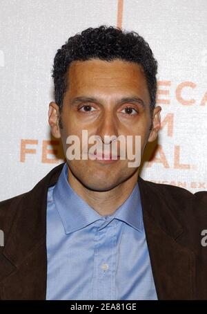 John Turturro, membre du casting, arrive à la première 2B parfaitement honnête, dans le cadre du Tribeca film Festival 2004, qui s'est tenu à l'Université Pace à New York, le dimanche 2 mai 2004. (Photo : John Turturro). Photo de Nicolas Khayat/ABACA. Banque D'Images