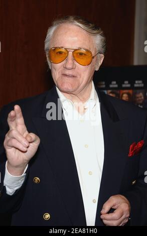 Robert Vaughn, membre du casting, arrive à la première 2B parfaitement honnête, dans le cadre du Tribeca film Festival 2004, qui s'est tenu à l'Université Pace à New York, le dimanche 2 mai 2004. (Photo : Robert Vaughn). Photo de Nicolas Khayat/ABACA. Banque D'Images