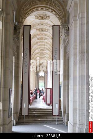 © Laurent Zabulon/ABACA. Paris-France, le 03 mai 2004. Le café Marly, 93 rue de Rivoli, Palais du Louvre, Paris. Banque D'Images