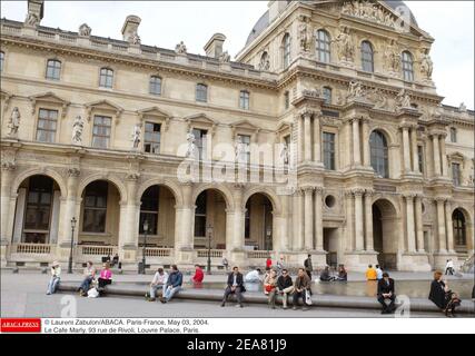 © Laurent Zabulon/ABACA. Paris-France, le 03 mai 2004. Le café Marly, 93 rue de Rivoli, Palais du Louvre, Paris. Banque D'Images