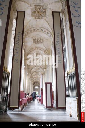 © Laurent Zabulon/ABACA. Paris-France, le 03 mai 2004. Le café Marly, 93 rue de Rivoli, Palais du Louvre, Paris. Banque D'Images