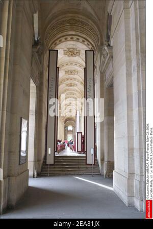 © Laurent Zabulon/ABACA. Paris-France, le 03 mai 2004. Le café Marly, 93 rue de Rivoli, Palais du Louvre, Paris. Banque D'Images