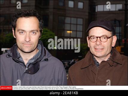 Le directeur Cedric Kahn et Jean-Pierre Darroussin, membre du casting, arrivent à la première de Feux Rouges (Red Lights) dans le cadre du Festival du film Tribeca 2004 à New York le 3 avril 2004. Photo de Nicolas Khayat/Abaca Banque D'Images