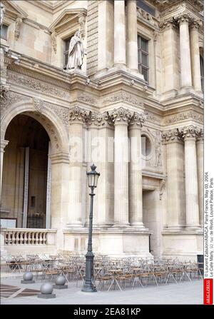 © Laurent Zabulon/ABACA. Paris-France, le 03 mai 2004. Le café Marly, 93 rue de Rivoli, Palais du Louvre, Paris. Banque D'Images