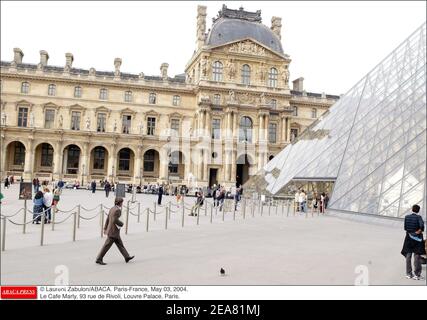 © Laurent Zabulon/ABACA. Paris-France, le 03 mai 2004. Le café Marly, 93 rue de Rivoli, Palais du Louvre, Paris. Banque D'Images