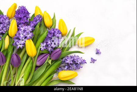 Bouquet de fleurs de tulipe et de jacinthe. Fond floral printanier Banque D'Images