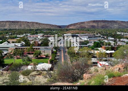 Australie - 16 novembre 2017 : paysage urbain d'Alice Springs dans le territoire du Nord, vue depuis la colline d'Anzac Banque D'Images