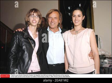 Le réalisateur français Alexandre Arcady, sa fille Lisa (à gauche) et l'actrice Olivia Bonamy à l'après-fête après la première de Mariage Mixte à Paris-France le 4 mai 2004. Photo de Bruno Klein/ABACA. Banque D'Images