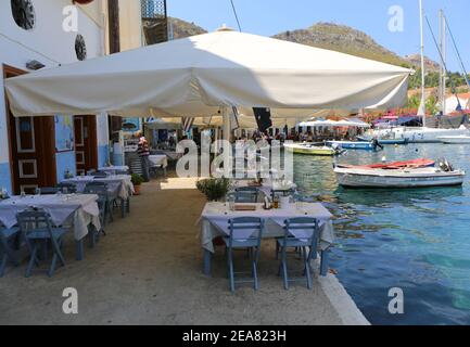 KASTELLORIZO,GRÈCE-AOÛT 10:Restaurant de fruits de mer au bord de la mer.août 10,2018 à Kastellorizo, Grèce. Banque D'Images