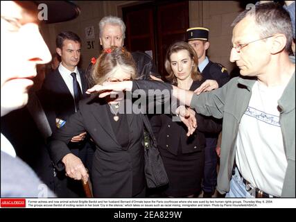 L'ancienne actrice et maintenant activiste animale Brigitte Bardot et son mari Bernard d'Ormale quittent le palais de justice de Paris où elle a été poursuivie par deux groupes de défense des droits de l'homme, le jeudi 6 mai 2004. Les groupes accusent Bardot d'inciter au racisme dans son livre 'Cry dans le silence', qui s'occupe de questions telles que le mélange racial, l'immigration et l'islam. Photo de Pierre Hounsfield/ABACA. Banque D'Images