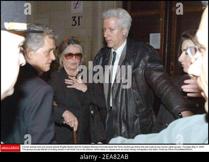 L'ancienne actrice et maintenant activiste animale Brigitte Bardot et son mari Bernard d'Ormale quittent le palais de justice de Paris où elle a été poursuivie par deux groupes de défense des droits de l'homme, le jeudi 6 mai 2004. Les groupes accusent Bardot d'inciter au racisme dans son livre 'Cry dans le silence', qui s'occupe de questions telles que le mélange racial, l'immigration et l'islam. Photo de Pierre Hounsfield/ABACA. Banque D'Images