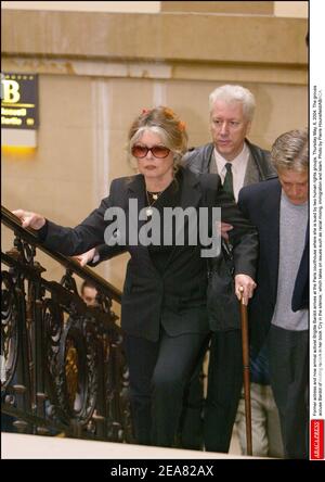 L'ancienne actrice et maintenant activiste animale Brigitte Bardot arrive au palais de justice de Paris où elle est poursuivie par deux groupes de défense des droits de l'homme, le jeudi 6 mai 2004. Les groupes accusent Bardot d'inciter au racisme dans son livre 'Cry dans le silence', qui s'occupe de questions telles que le mélange racial, l'immigration et l'islam. Photo de Pierre Hounsfield/ABACA. Banque D'Images