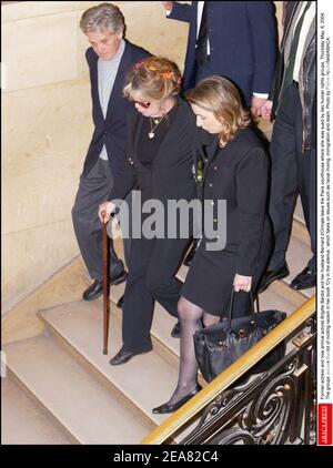 L'ancienne actrice et maintenant activiste animale Brigitte Bardot et son mari Bernard d'Ormale quittent le palais de justice de Paris où elle a été poursuivie par deux groupes de défense des droits de l'homme, le jeudi 6 mai 2004. Les groupes accusent Bardot d'inciter au racisme dans son livre 'Cry dans le silence', qui s'occupe de questions telles que le mélange racial, l'immigration et l'islam. Photo de Pierre Hounsfield/ABACA. Banque D'Images