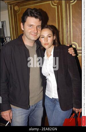 Le drôle français Philippe Lellouche et sa petite amie actrice Vanessa Demouy assistent à une fête de promotion du joaillier suisse Van Der Bauwede à la salle VIP de Paris-France le 6 mai 2004. Photo de François-Xavier Lamperti/ABACA Banque D'Images