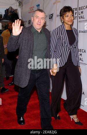 Robert de Niro et sa femme Grace Hightower arrivent à la première Stage Beauty qui a eu lieu la nuit de clôture du Tribeca film Festival 2004 à la Stuyvesant High School de New York, le samedi 8 mai 2004. (Photo : Robert de Niro, Grace Hightower). Photo de Nicolas Khayat/ABACA. Banque D'Images