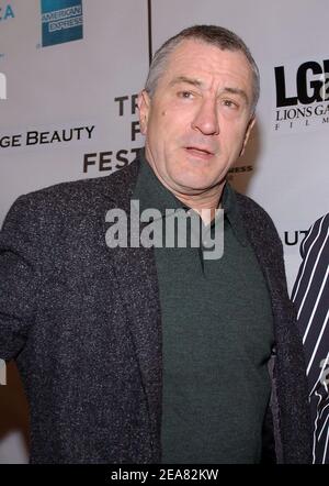 Robert de Niro arrive à la première Stage Beauty qui a eu lieu la nuit de clôture du Tribeca film Festival 2004 à la Stuyvesant High School de New York, le samedi 8 mai 2004. (Photo : Robert de Niro). Photo de Nicolas Khayat/ABACA. Banque D'Images