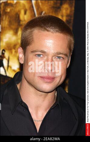 Brad Pitt arrive à la première de Troy, qui s'est tenue au théâtre Ziegfeld à New York, le lundi 10 mai 2004. Photo de Nicolas Khayat/ABACA. Banque D'Images