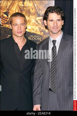 Brad Pitt et Eric Bana posent pour un tir de fonte à la première Troy, qui s'est tenue au théâtre Ziegfeld à New York, le lundi 10 mai 2004. Photo de Nicolas Khayat/ABACA. Banque D'Images