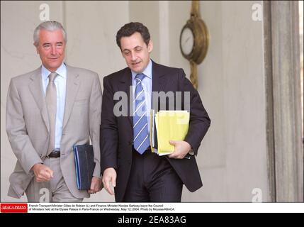 Le ministre français des Transports, Gilles de Robien (L), et le ministre des Finances, Nicolas Sarkozy quittent le Conseil des ministres qui s'est tenu à l'Elysée à Paris-France le mercredi 12 mai 2004. Photo de Mousse/ABACA. Banque D'Images