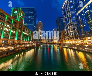 Scène de Chicago Riverwalk paysage urbain au crépuscule, USA horizon du centre-ville, illinois, United State of america, Architecture et bâtiment, Voyage W Banque D'Images