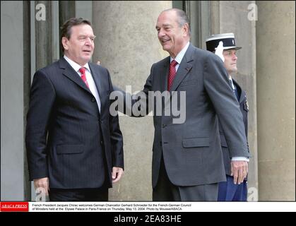 Le président français Jacques Chirac accueille le chancelier allemand Gerhard Schroeder pour le Conseil des ministres franco-allemand qui s'est tenu au Palais de l'Elysée à Paris-France le jeudi 13 mai 2004. Photo de Mousse/ABACA. Banque D'Images