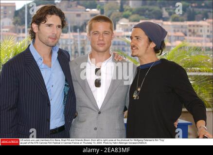 LES acteurs et les acteurs AMÉRICAINS Eric Bana, Brad Pitt et Orlando Bloom (de gauche à droite) posent au photocall pour le film de Wolfgang Petersen « Troy » dans le cadre du 57e Festival de Cannes-France le jeudi 13 mai 2004. Photo de Hahn-Nebinger-Gorassini/ABACA. Banque D'Images