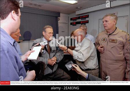 Le général Richard B. Myers, président des chefs d'état-major interarmées, regarde en tant que secrétaire de la Défense Donald H. Rumsfeld, lors d'un vol vers l'Asie du Sud-Ouest le 12 mai 2004, un point de presse à bord d'un centre national des opérations aéroportées STRATCOM E-4B. Le secrétaire Rumsfeld et le président Myers se rendent en Asie du Sud-Ouest pour rendre visite aux troupes de Bagdad et d'Abou Ghraib. (Photo : Donald Rumsfeld, Richard Myers). PHOTO par DOD via ABACA Banque D'Images