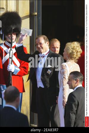 Roger Moore et sa femme Christina Tholstup arrivent à la représentation de Gala au Théâtre Royal de Copenhague le 13 mai 2004. Photo de Hounsfield-Klein-Zabulon/ABACA Banque D'Images
