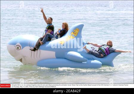 L'acteur AMÉRICAIN Will Smith (L), l'actrice Angelina Jolie (C) et Jack Black font la promotion du film d'animation 'Shark Tale' au Carlton Beach dans le cadre du 57e Festival de Cannes le jeudi 14 mai 2004. Photo de Hahn-Nebinger-Gorassini/ABACA. Banque D'Images