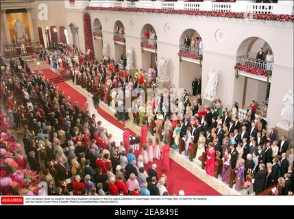 John Donaldson dirige sa fille Mlle Mary Elizabeth Donaldson dans la cathédrale notre-Dame de Copenhague-Danemark le vendredi 14 mai 2004 pour son mariage avec le prince héritier danois Frederik. Photo de Hounsfield-Klein-Zabulon/ABACA Banque D'Images