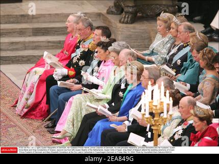 (Première rangée de gauche à droite) la reine Margrethe du Danemark, son mari le prince Henrik, le prince Joachim du Danemark, sa femme la princesse Alexandra, la princesse Benedikte et son mari la reine Anne-Marie et le roi Constantine de Grèce, (deuxième rangée de gauche) la reine Beatrix des pays-Bas, la reine Sofia d'Espagne, Le roi Albert de Belgique assiste à la cérémonie de mariage du prince héritier Frederik du Danemark et de Mary Elisabeth Donaldson à la cathédrale notre-Dame de Copenhague-Danemark le vendredi 14 mai 2004. Photo de Hounsfield-Klein-Zabulon/ABACA Banque D'Images