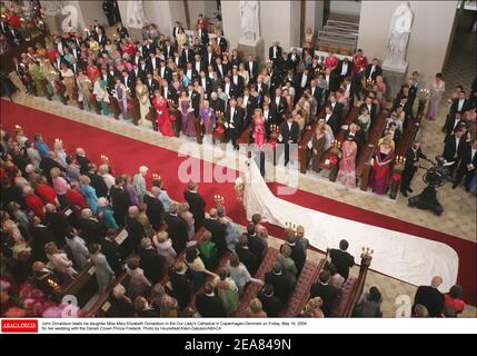 John Donaldson dirige sa fille Mlle Mary Elizabeth Donaldson dans la cathédrale notre-Dame de Copenhague-Danemark le vendredi 14 mai 2004 pour son mariage avec le prince héritier danois Frederik. Photo de Hounsfield-Klein-Zabulon/ABACA Banque D'Images