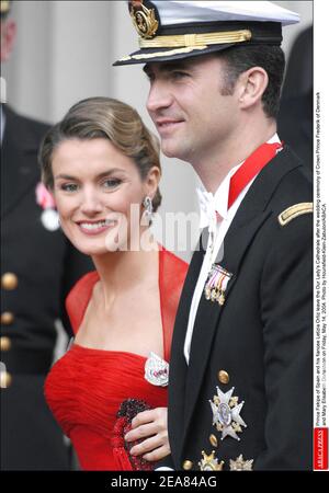 Le prince Felipe d'Espagne et sa fiancée Letizia Ortiz quittent la cathédrale notre-Dame après la cérémonie de mariage du prince héritier Frederik du Danemark et de Mary Elisabeth Donaldson le vendredi 14 mai 2004. Photo de Hounsfield-Klein-Zabulon/ABACA Banque D'Images