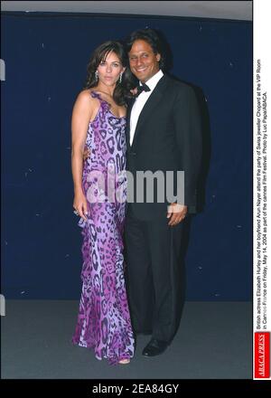 L'actrice britannique Elizabeth Hurley et son petit ami Arun Naier assistent à la fête du joaillier suisse Chopard au salon VIP de Cannes-France le vendredi 14 mai 2004 dans le cadre du Festival de cannes. Photo de Luc Papa/ABACA Banque D'Images