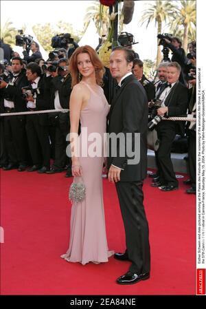 Esther Schweins et date photographiée arrivant au Palais des Festivals pour la projection du film d'animation Shrek 2 en compétition au 57e Festival de Cannes, samedi 15 mai 2004. Photo de Hahn-Nebinger-Gorassini/ABACA Banque D'Images