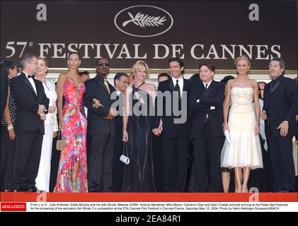 De L à R : Julie Andrews, Eddie Murphy et son épouse Nicole, Melanie Griffith, Antonio Banderas, Mike Myers, Cameron Diaz et Alain Chabat photographiés arrivant au Palais des Festivals pour la projection du film d'animation Shrek 2 en compétition au 57e Festival de Cannes, samedi 15 mai 2004. Photo de Hahn-Nebinger-Gorassini/ABACA Banque D'Images