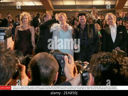 De L à R : Daryl Hannah, Quentin Tarantino, Uma Thurman, Michael Madsen et David Carradine en photo quittant le Palais des Festivals après la projection du Kill Bill vol 2 de Quentin Tarantino présenté hors compétition au 57e Festival du film de Cannes, dimanche 16 mai 2004. Photo de Hahn-Nebinger-Gorassini/ABACA. Banque D'Images