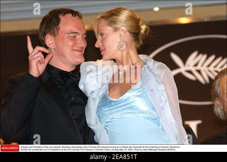 Le Directeur et Président du jury Quentin Tarantino et l'actrice Uma Thurman (R) photographiés arrivant au Palais des Festivals pour la projection du Kill Bill vol 2 de Quentin Tarantino présenté hors compétition au 57e Festival de Cannes, dimanche 16 mai 2004. Photo de Hahn-Nebinger-Gorassini/ABACA. Banque D'Images