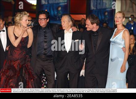 De L à R : Daryl Hannah, Michael Madsen, David Carradine, Quentin Tarantino et Uma Thurman photographiés arrivant au Palais des Festivals pour la projection du Kill Bill vol 2 de Quentin Tarantino présenté hors compétition au 57e Festival de Cannes, dimanche 16 mai 2004. Photo de Hahn-Nebinger-Gorassini/ABACA. Banque D'Images