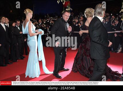 Le Directeur et Président du jury Quentin Tarantino et l'actrice Uma Thurman photographiés arrivant au Palais des Festivals pour la projection du Kill Bill vol 2 de Quentin Tarantino présenté hors compétition au 57e Festival de Cannes, dimanche 16 mai 2004. Photo de Hahn-Nebinger-Gorassini/ABACA. Banque D'Images