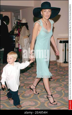 Sharon Stone et son fils Roan Joseph au 2e thé annuel à High Noon qui a eu lieu à l'hôtel Beverly Hills, à Los Angeles, le dimanche 16 mai 2004. Photo de Nicolas Khayat/ABACA. Banque D'Images