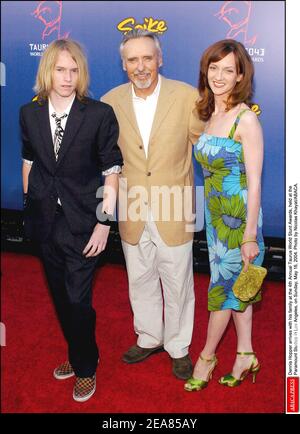 Dennis Hopper arrive avec sa famille au 4e Prix annuel Taurus World Stunt, qui a eu lieu aux Paramount Studios de Los Angeles, le dimanche 16 mai 2004. Photo de Nicolas Khayat/ABACA. Banque D'Images