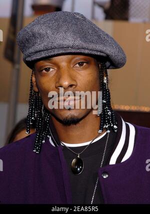 Snoop Dogg arrive sur le tapis violet à la première Soul plane qui a eu lieu au Mann Village Theatre de Los Angeles, le lundi 17 mai 2004. (Photo : Snoop Dogg, Snoop Doggy Dogg). Photo de Nicolas Khayat/ABACA. Banque D'Images